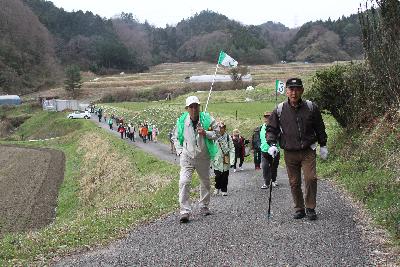 見山の郷に向かう市老連の会員