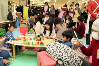 会場で交流する母親と子どもたち