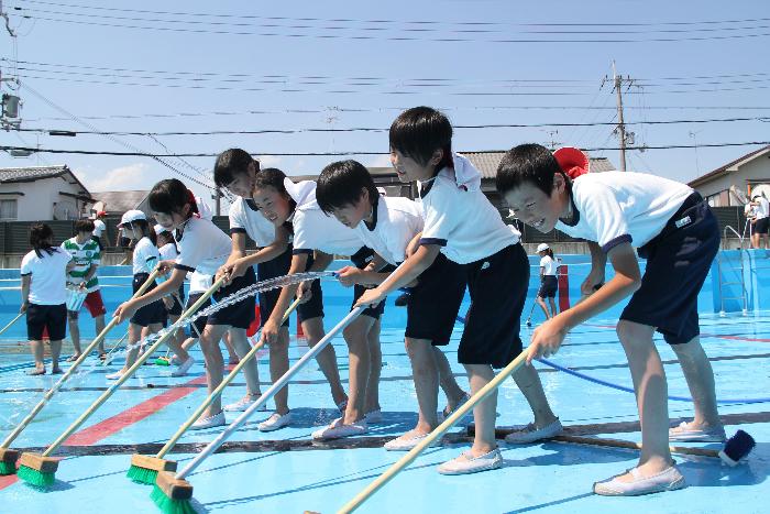 児童がプールを清掃している様子