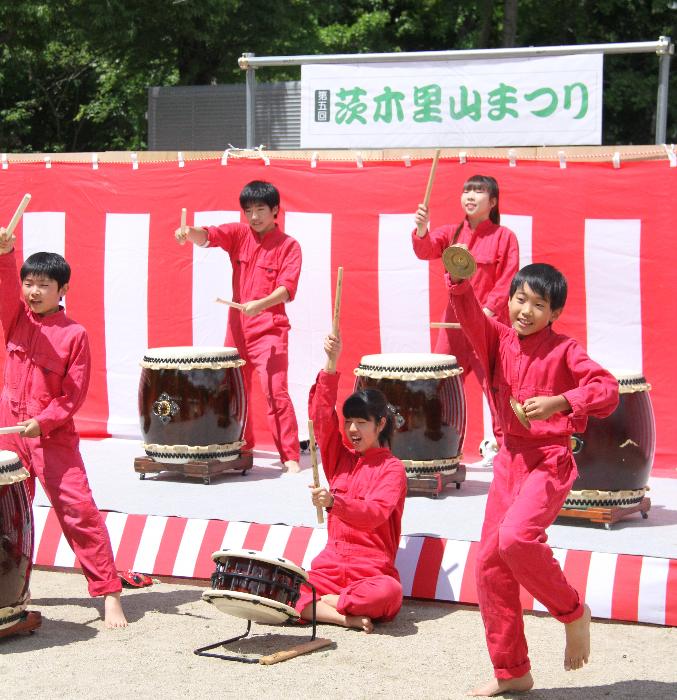 太鼓をたたく中学生たち