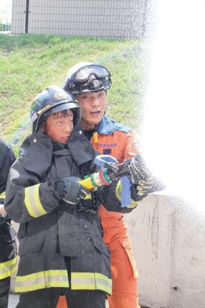 放水訓練をする天王中学生と消防職員