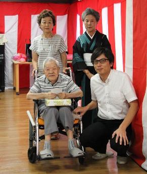 市内在住最高齢者の大坪安彦さんとご家族と福岡市長の記念写真