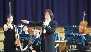 弦楽器の説明をする日本センチュリー交響楽団首席指揮者の飯森範親さん