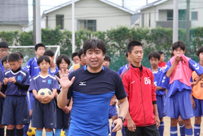 中学生たちにサッカーの指導をする松山博明さん