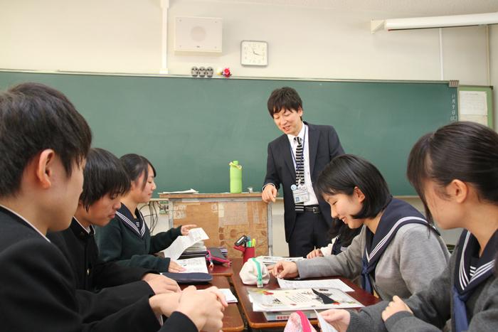 財政課職員による茨木高校の生徒への授業風景