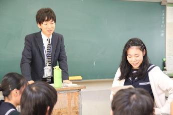 授業で事業案を発表する茨木高校の女子生徒