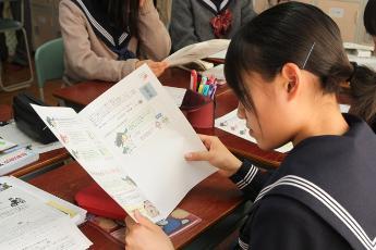 配布された資料を読む茨木高校の女子生徒