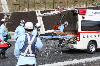 救急車で搬送する様子