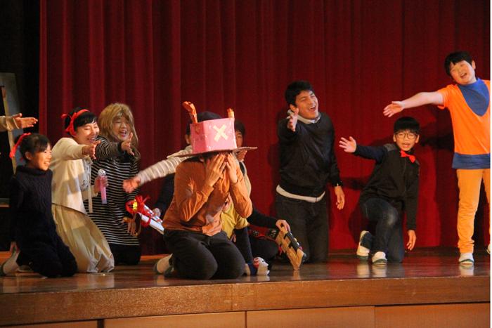 忍頂寺小学校児童による演劇「アニメの世界」の様子