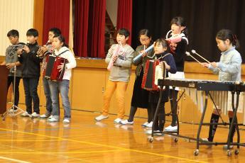 忍頂寺小学校4～6年生による合奏の様子