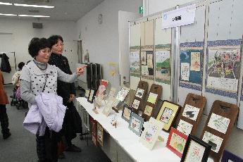 作品展示の水墨画を鑑賞者