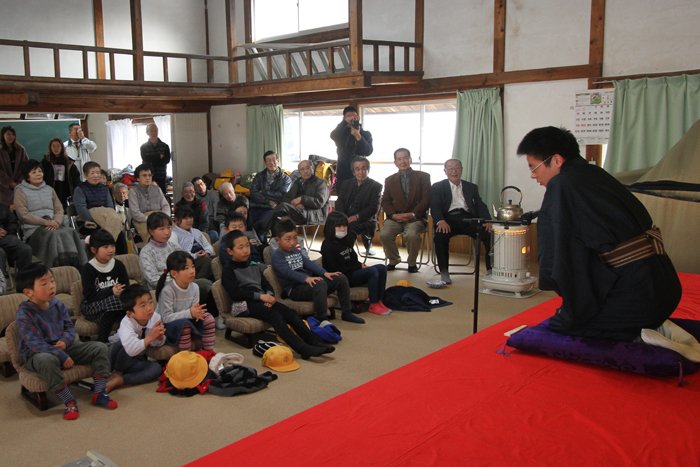 清溪小学校児童と高齢者の前で、落語を披露する様子