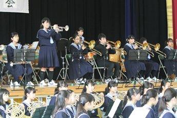 演奏をする西陵中学校吹奏楽部