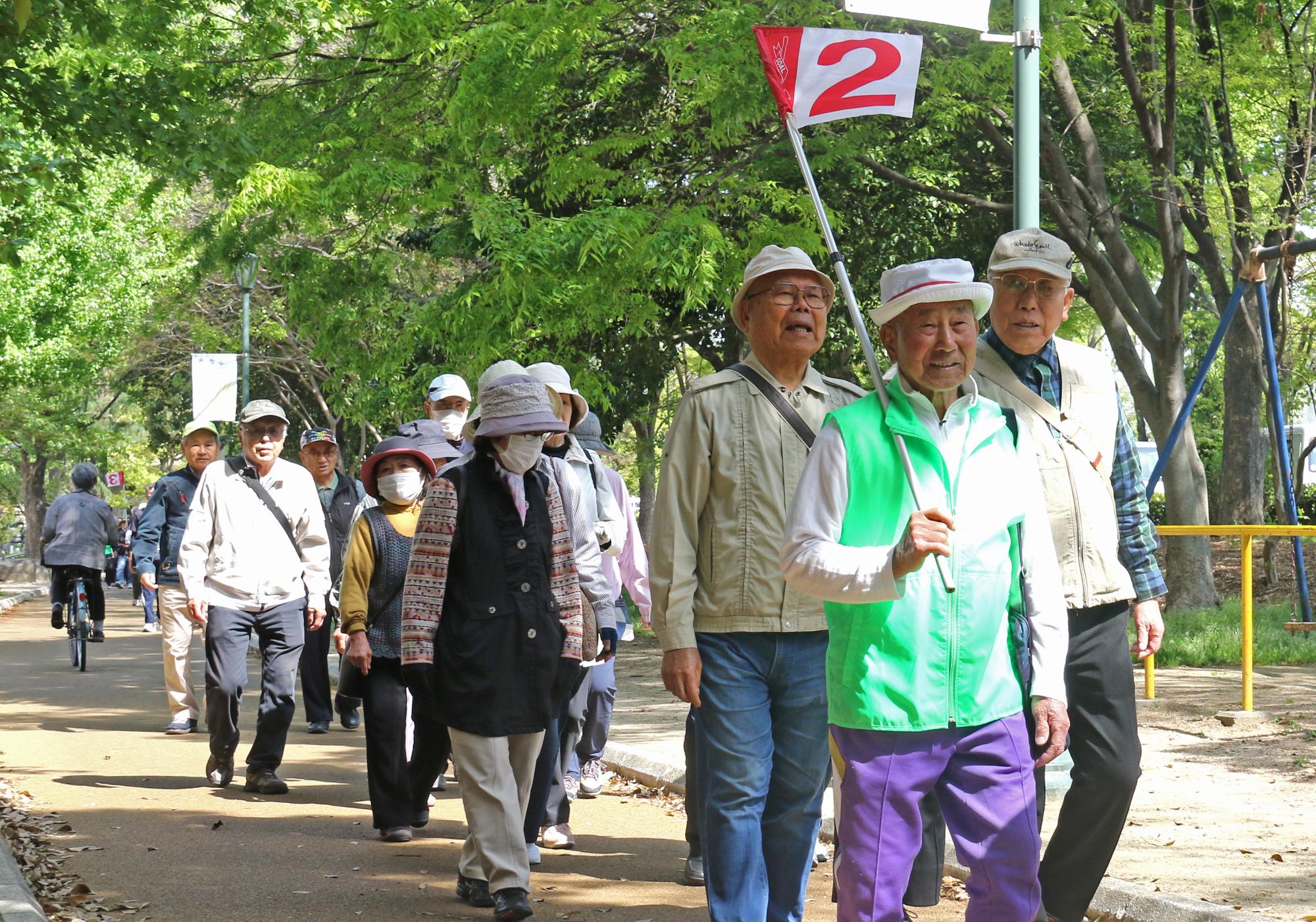 元茨木川緑地を歩く市老人クラブ連合会の会員