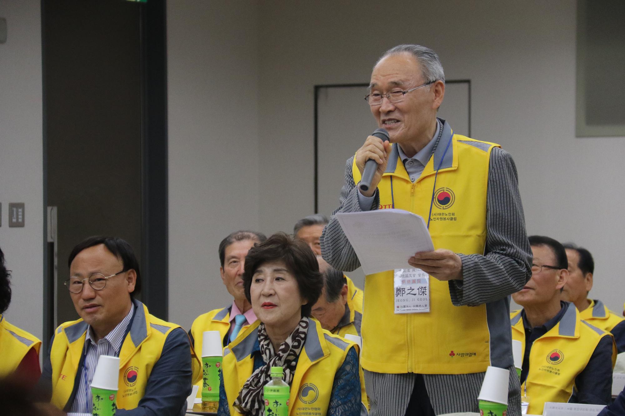 挨拶をする大韓老人会の団長