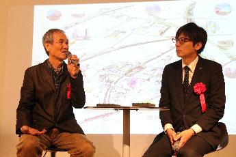 トークショーを行う井上直久さんと、茨木市の福岡洋一市長
