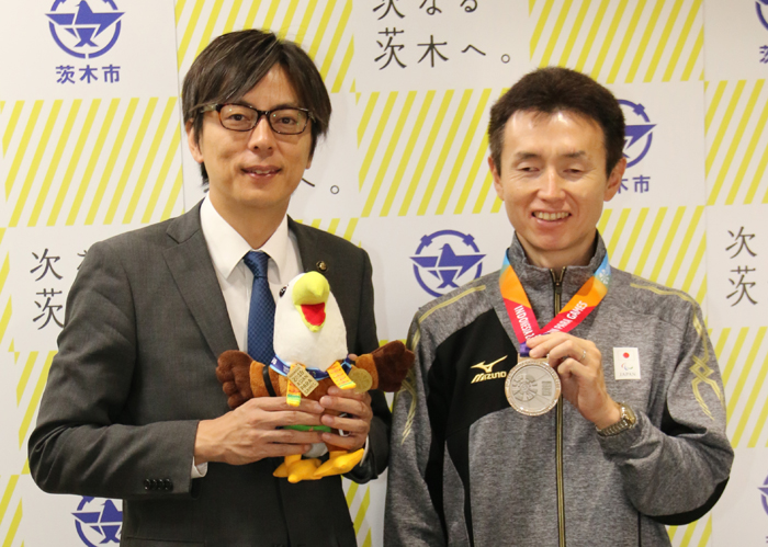 和田選手と福岡市長、銀メダルと大会マスコットのぬいぐるみと共に