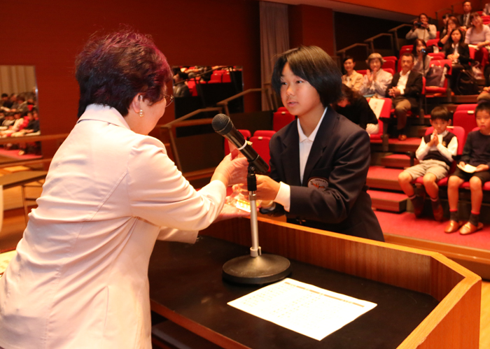 相馬賞トロフィーを相馬芳枝さんから受け取る西村さん