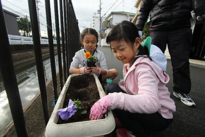 花の植え替えをする2名の女子児童