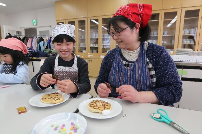 親子でデコパンケーキを作る様子