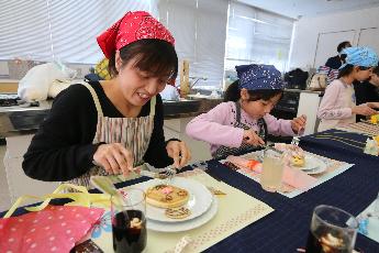 完成したパンケーキを食べる様子