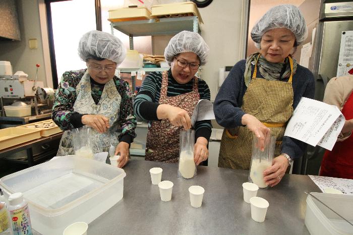 豆腐を手作りしている様子