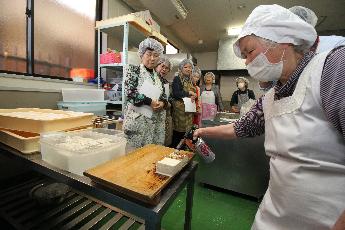 焼き豆腐を作る様子