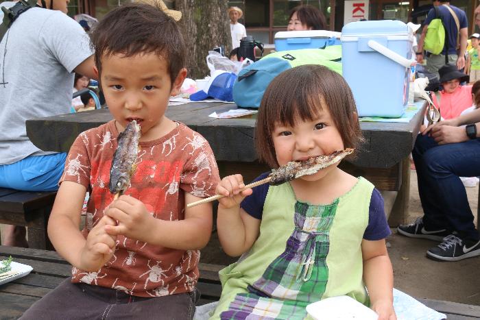 焼いた魚を食べる子どもたち