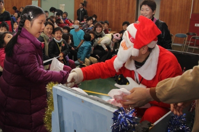茨木支援学校でいばらきサンタがプレゼントを配る様子