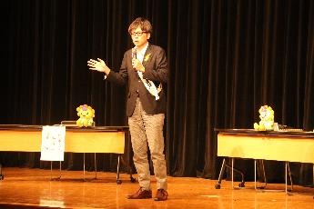 講演する福岡市長