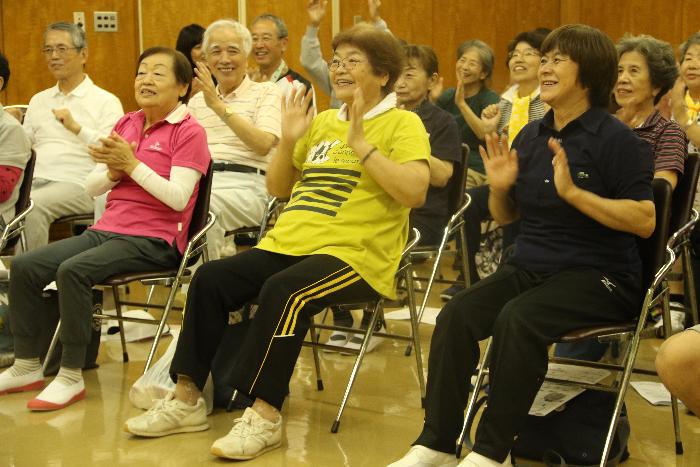 認知症予防体操をしている様子