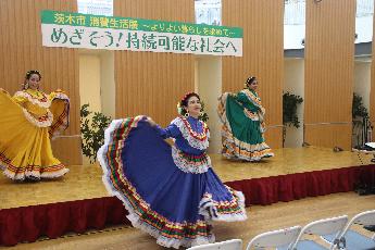 メキシコダンスを踊っている様子