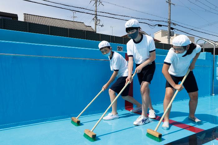 太田小学校の6年生が夏に向けてプールの清掃