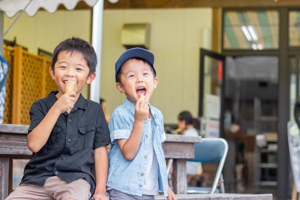 見山の郷のジェラートを食べる男の子