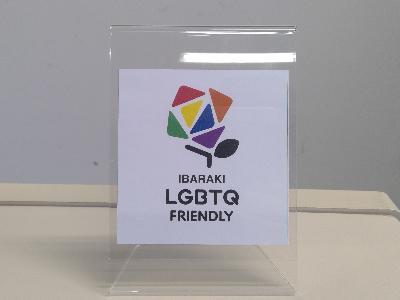 LGBTQフレンドリー企業登録ステッカーを卓上に置く写真