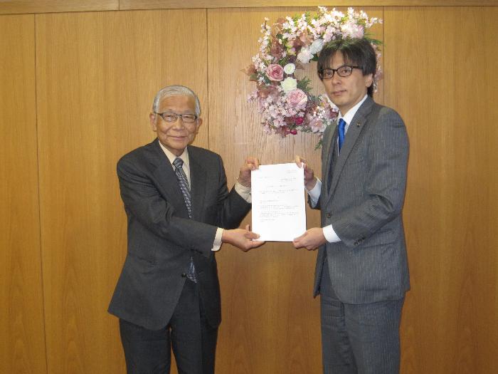 茨木市人権尊重のまちづくり審議会会長から市長へ答申書手交
