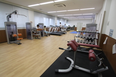 複数台のトレーニングマシンが並び複数の男性がトレーニングをする福井市民体育館トレーニング室の様子