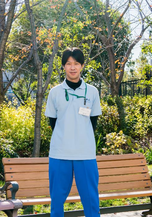 宮村さんが施設の庭園に立っている写真