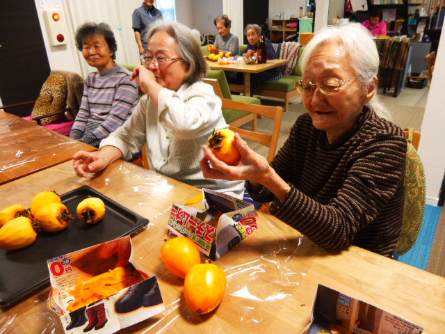 ヘルパーハウス茨木のデイサービスで渋柿作りをする利用者の様子