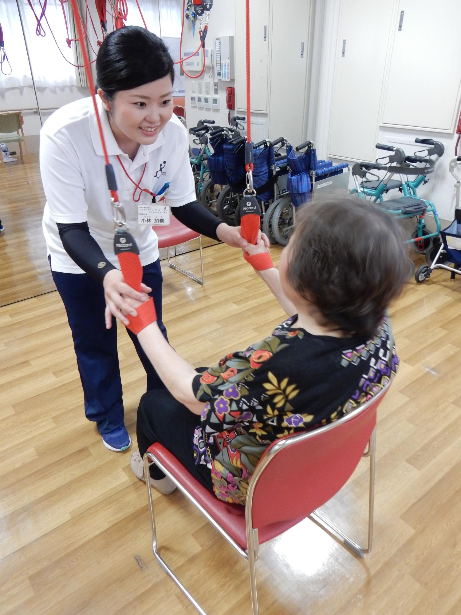 小林さんがロープを使った運動指導をしている写真