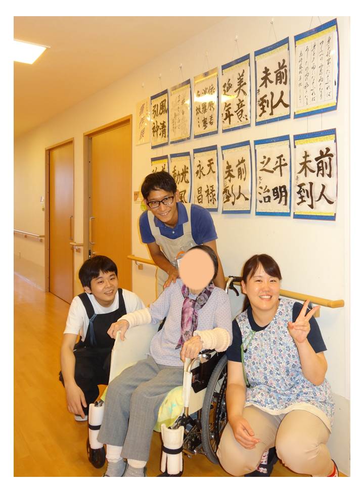 まどか茨木の職員が利用者と写っている写真