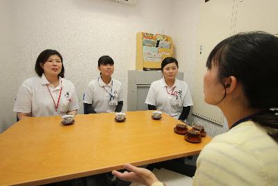 介護職員3人に質問している写真