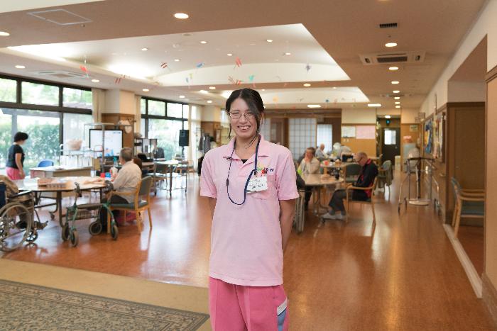 老人保健施設「たんぽぽ」に勤める山崎さんの写真