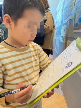 下水道クイズを考えるこども