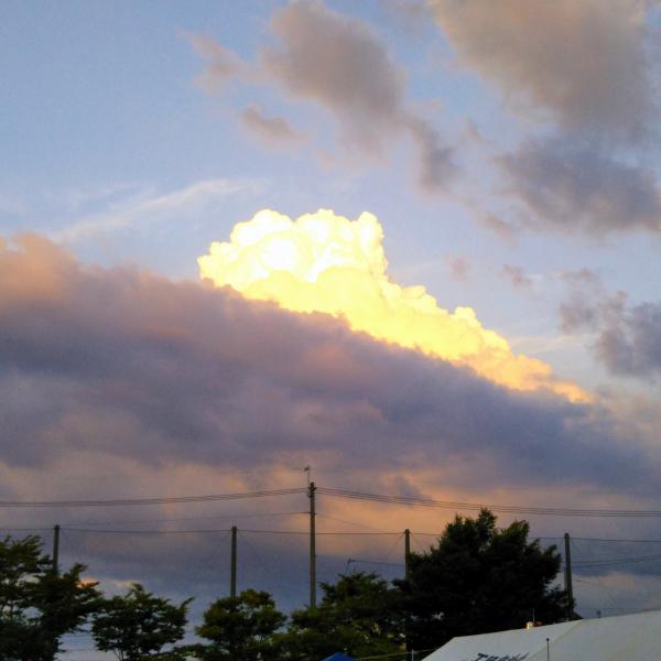 ふるさと祭りの頭上に黄金の雲